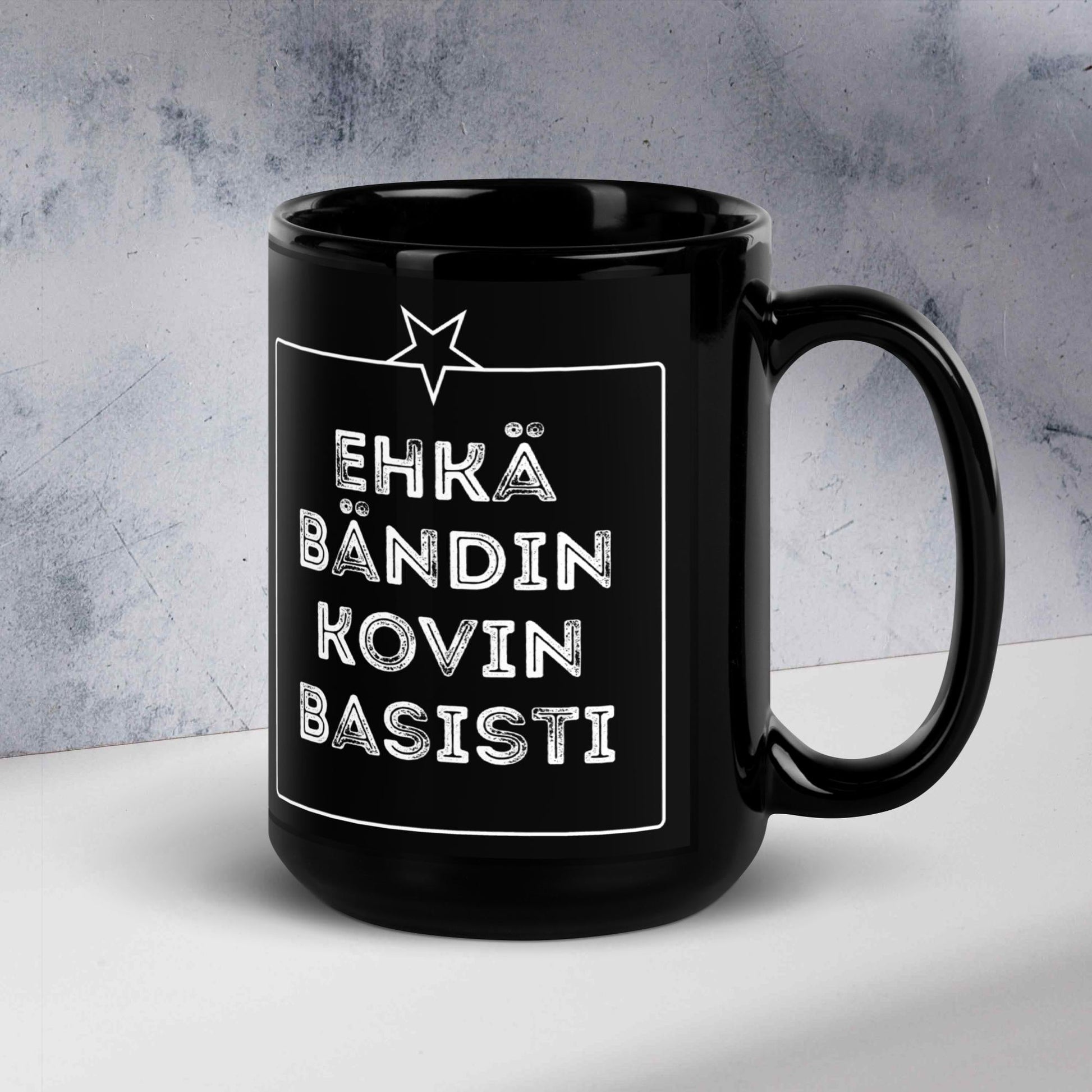 EHKÄ BÄNDIN KOVIN BASISTI muki - Hevimies