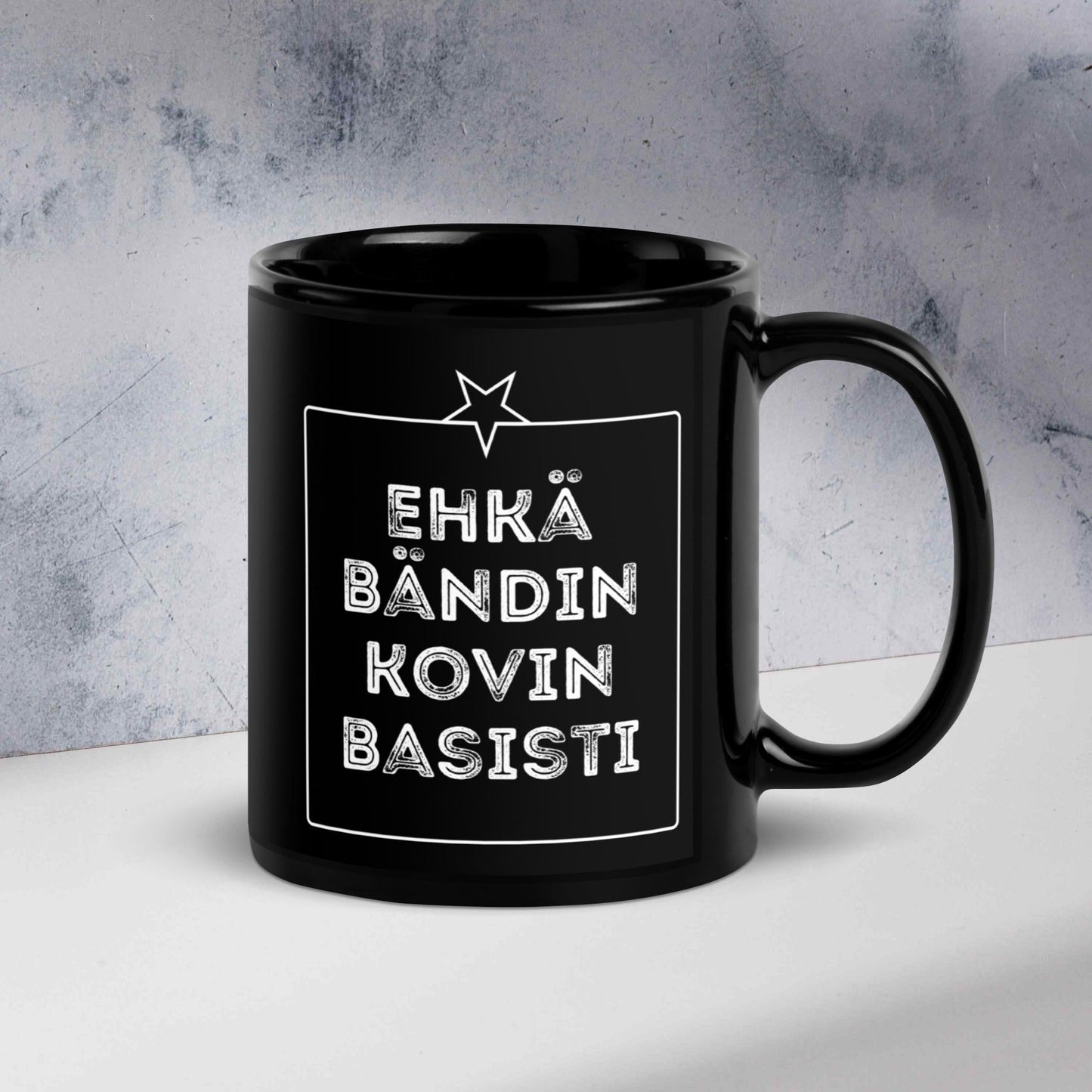 EHKÄ BÄNDIN KOVIN BASISTI muki - Hevimies